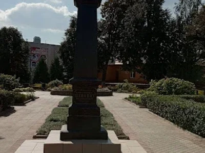 Памятник уроженцу Суджи великому актеру М. Щепкину. Установлен в 1895 г..